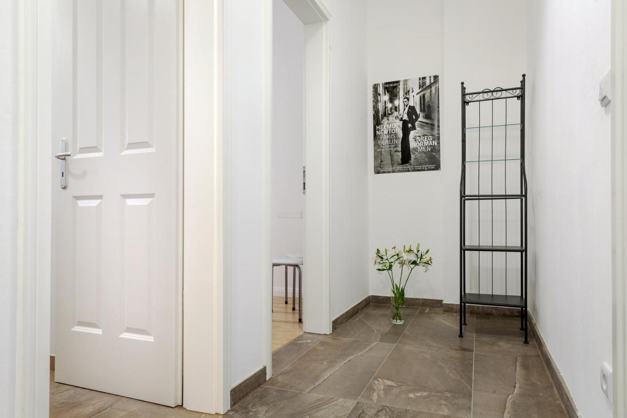 Newton-Appartement Mit 3 Schlafzimmern Берлін Екстер'єр фото
