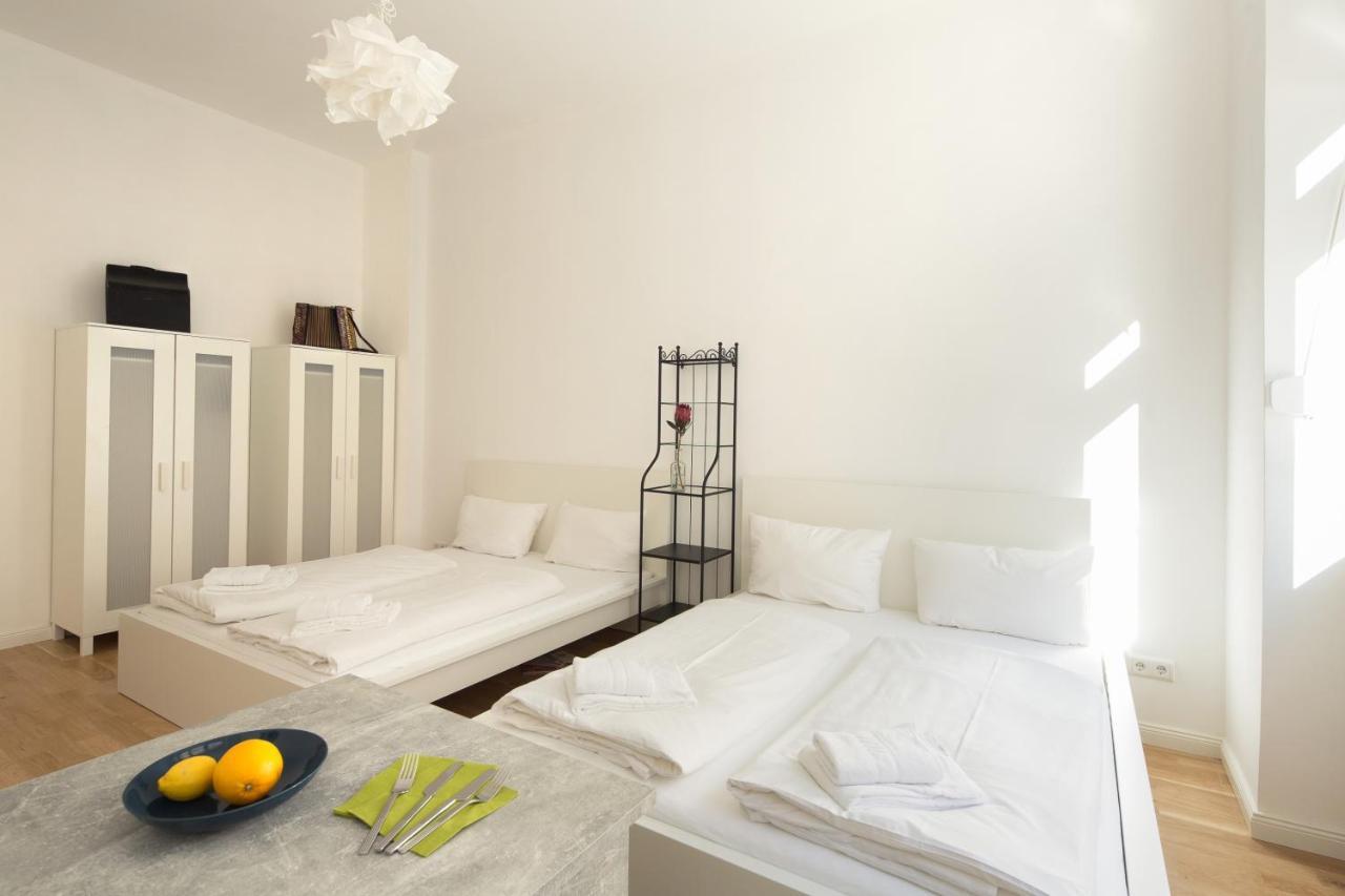 Newton-Appartement Mit 3 Schlafzimmern Берлін Екстер'єр фото